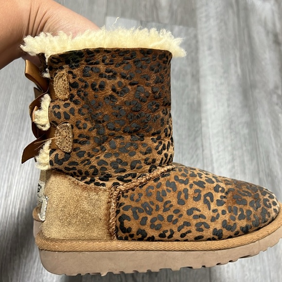 UGG Australia Girls' Leopard Bailey Bow Boots/ size 11 - Picture 3 of 12